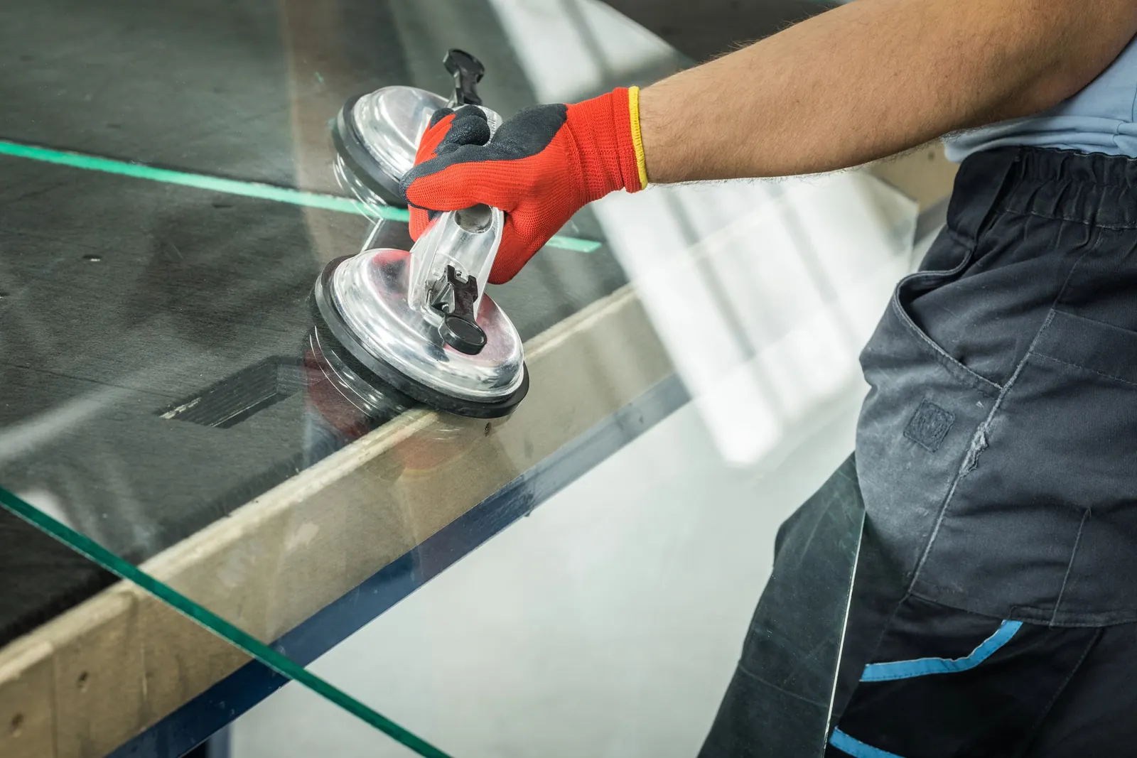 Levage d'un panneau de verre à la ventouse pour une verrière sur mesure